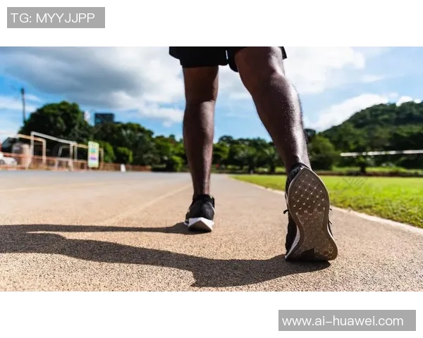 足球明星在跑步机上挑战极限展现训练秘笈与运动激情